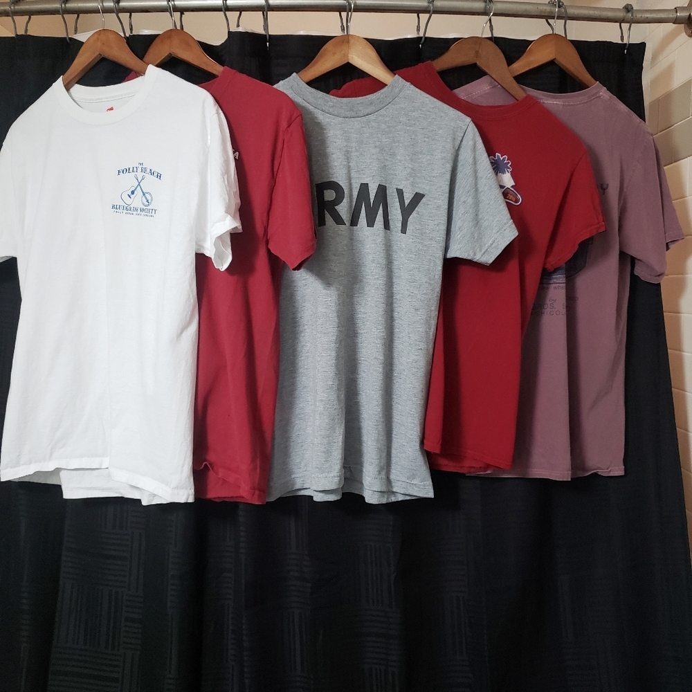 Bundle size medium graphic tees